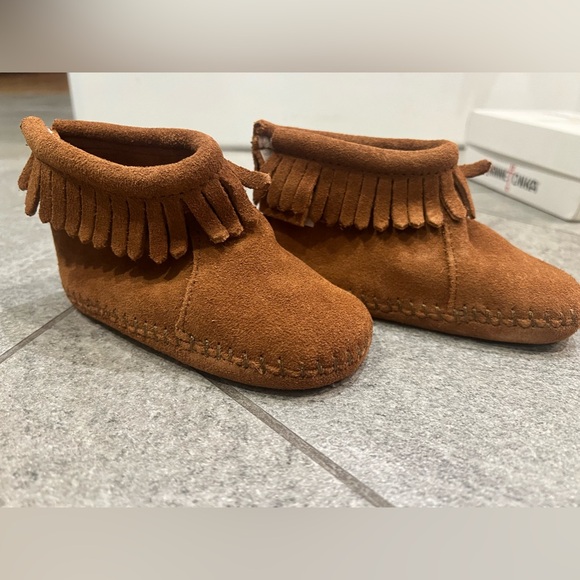 Minnetonka Moccasin Leather back strap bootie, infant, size 5, brown - Picture 2 of 6